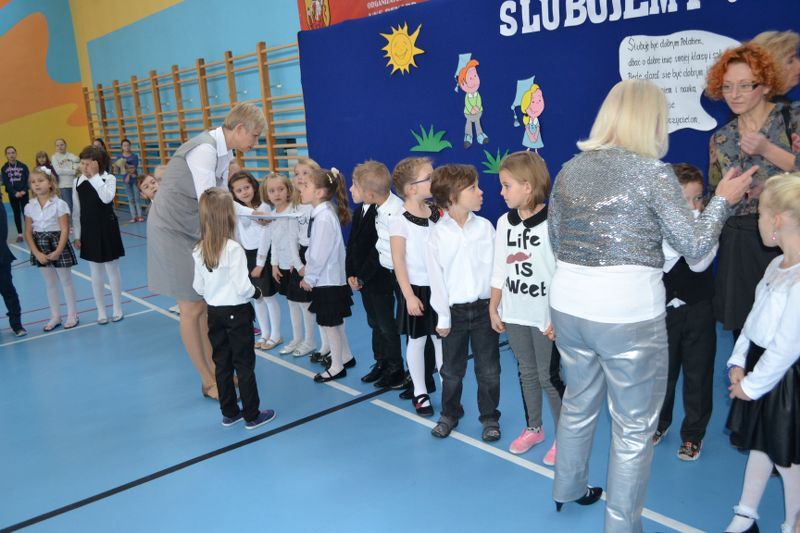 Ślubowanie klas pierwszych w Dwójce (zobacz zdjęcia i video)