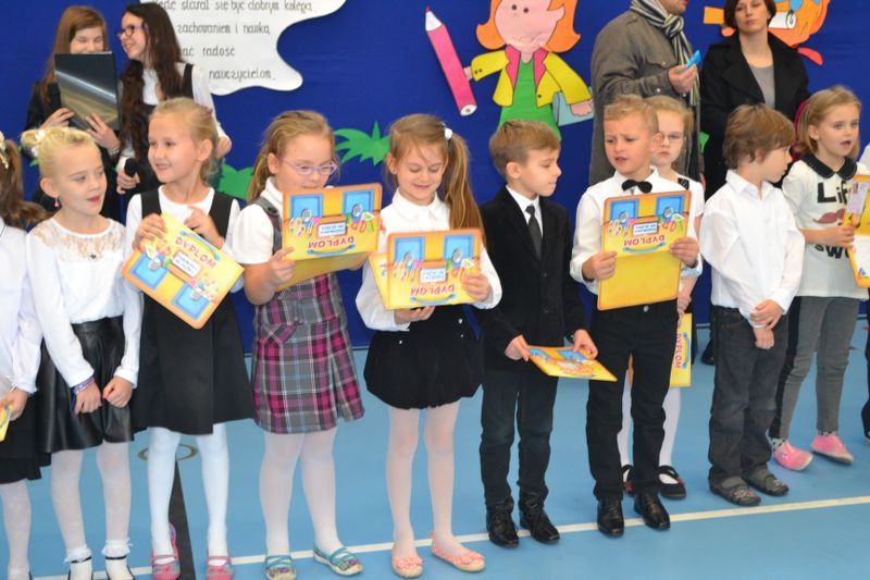 Ślubowanie klas pierwszych w Dwójce (zobacz zdjęcia i video)