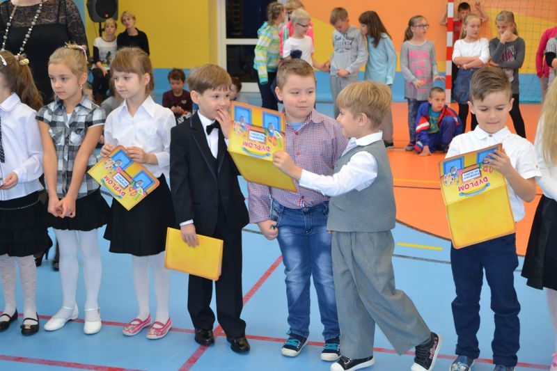 Ślubowanie klas pierwszych w Dwójce (zobacz zdjęcia i video)