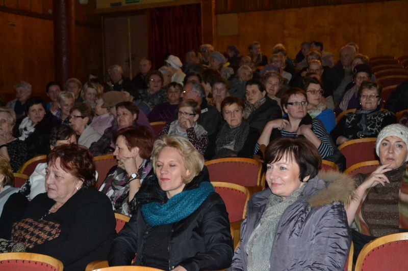 Publiczność owacjami na stojąco podziękowała za wspaniały występ kabaretu ?Kolneńskie dziewczyny z plusem?.