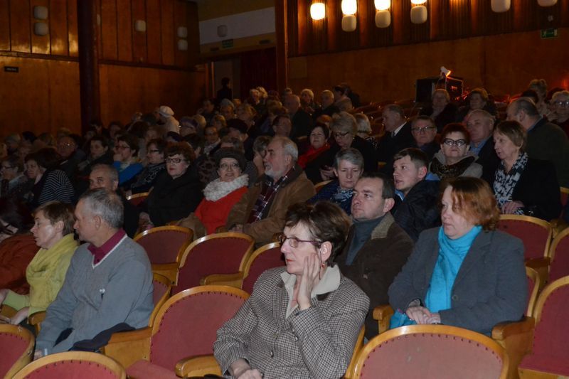 Publiczność owacjami na stojąco podziękowała za wspaniały występ kabaretu ?Kolneńskie dziewczyny z plusem?.