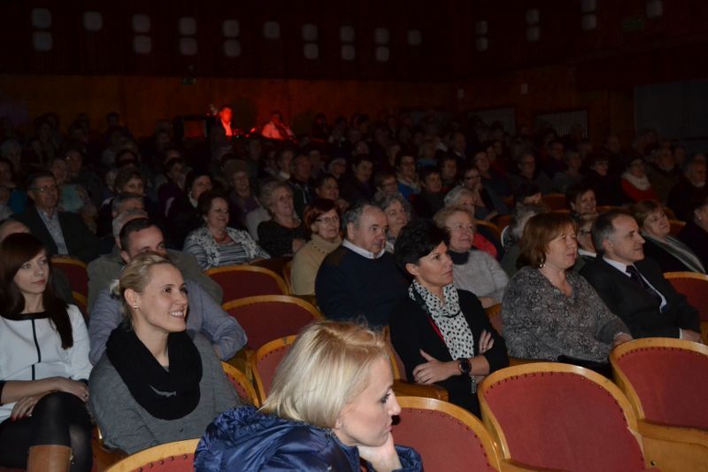 Publiczność owacjami na stojąco podziękowała za wspaniały występ kabaretu ?Kolneńskie dziewczyny z plusem?.