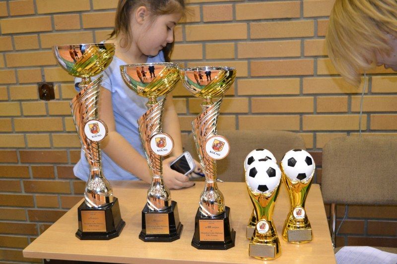 Zobacz wręczenie pucharów uczestnikom turnieju halowego w piłkę nożną