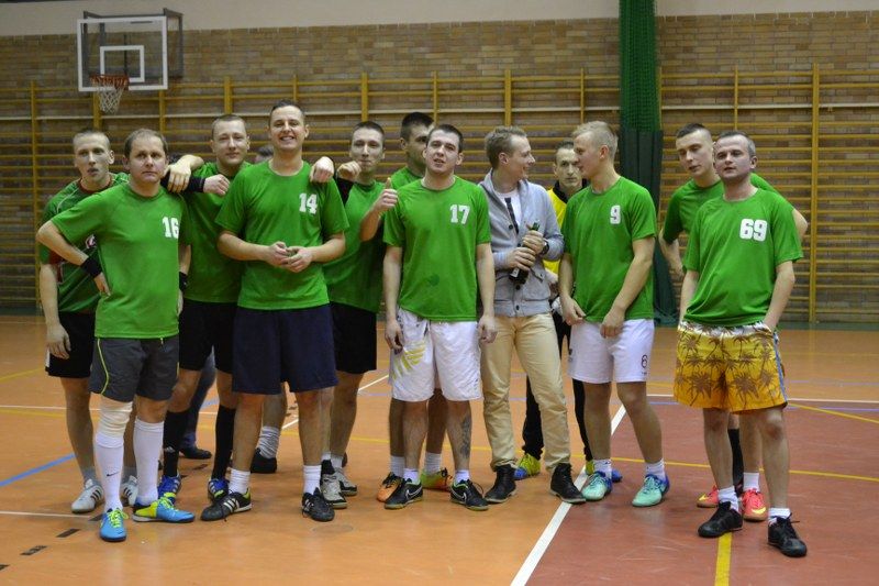 Zobacz wręczenie pucharów uczestnikom turnieju halowego w piłkę nożną