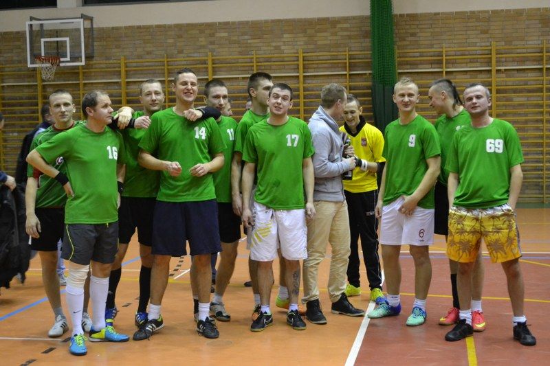 Zobacz wręczenie pucharów uczestnikom turnieju halowego w piłkę nożną