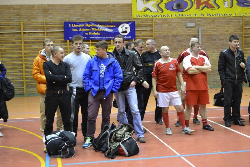 Zobacz wręczenie pucharów uczestnikom turnieju halowego w piłkę nożną