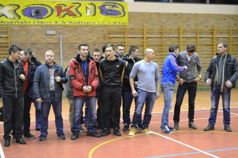 Zobacz wręczenie pucharów uczestnikom turnieju halowego w piłkę nożną