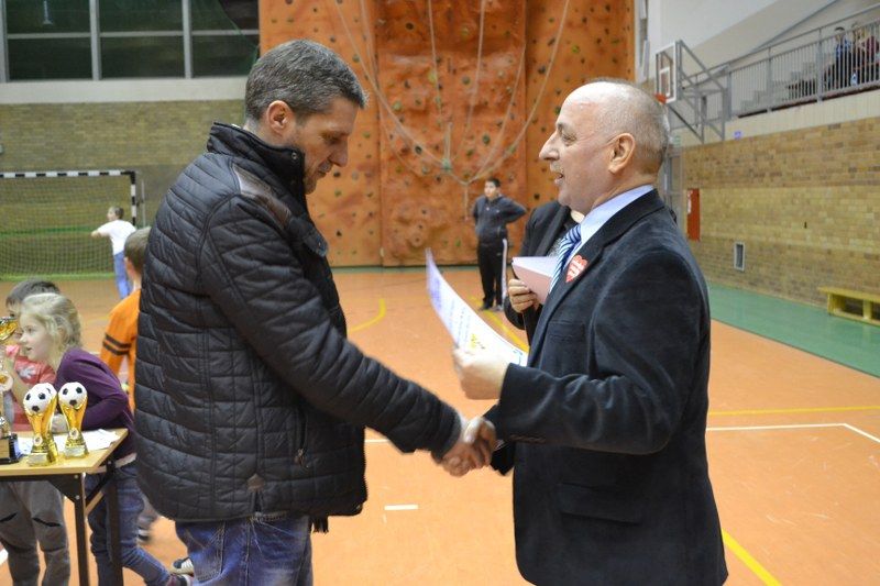 Zobacz wręczenie pucharów uczestnikom turnieju halowego w piłkę nożną