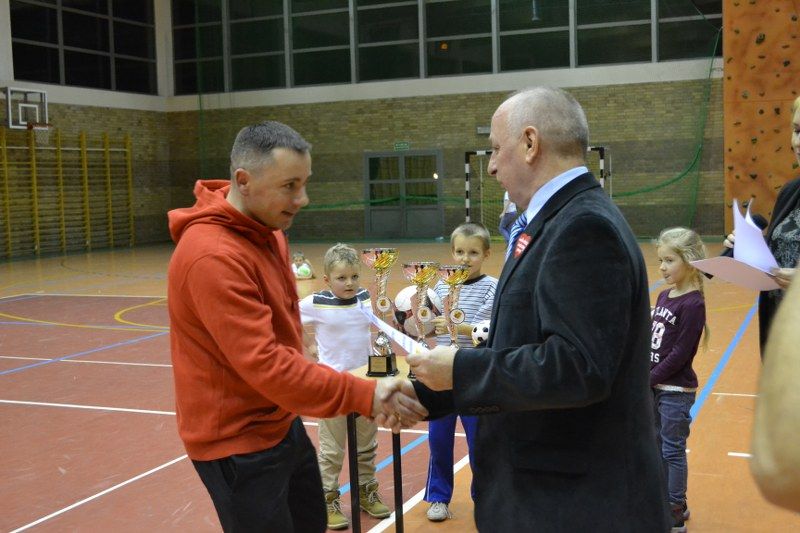 Zobacz wręczenie pucharów uczestnikom turnieju halowego w piłkę nożną