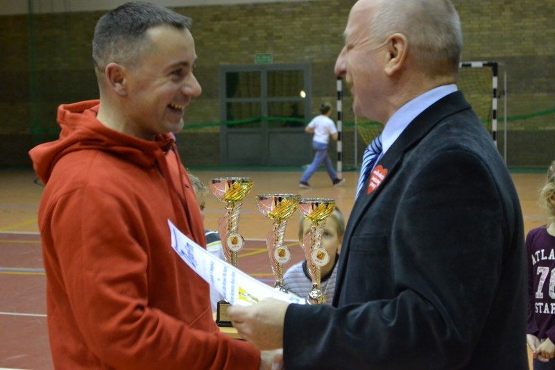 Zobacz wręczenie pucharów uczestnikom turnieju halowego w piłkę nożną