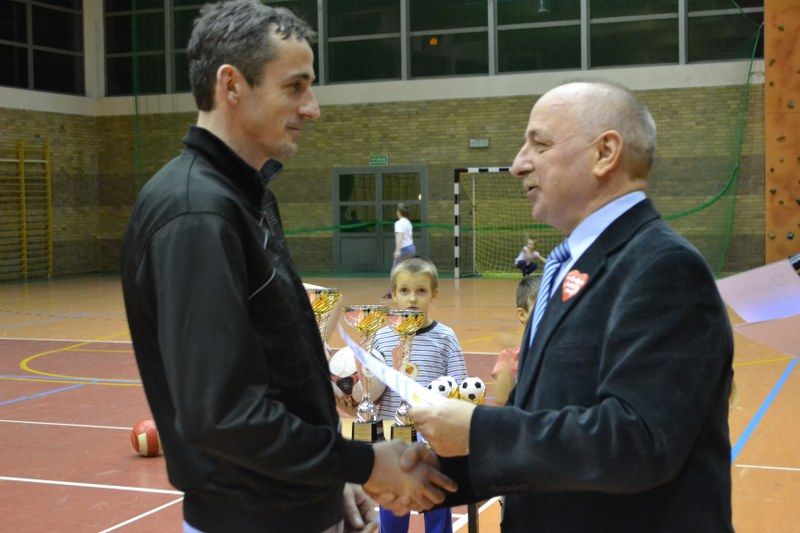 Zobacz wręczenie pucharów uczestnikom turnieju halowego w piłkę nożną