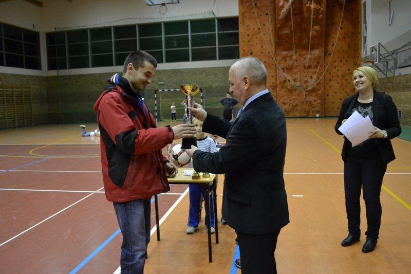 Zobacz wręczenie pucharów uczestnikom turnieju halowego w piłkę nożną