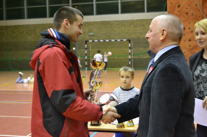 Zobacz wręczenie pucharów uczestnikom turnieju halowego w piłkę nożną