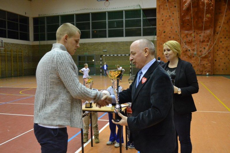 Zobacz wręczenie pucharów uczestnikom turnieju halowego w piłkę nożną