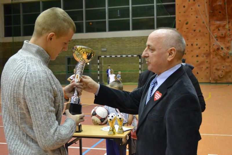 Zobacz wręczenie pucharów uczestnikom turnieju halowego w piłkę nożną