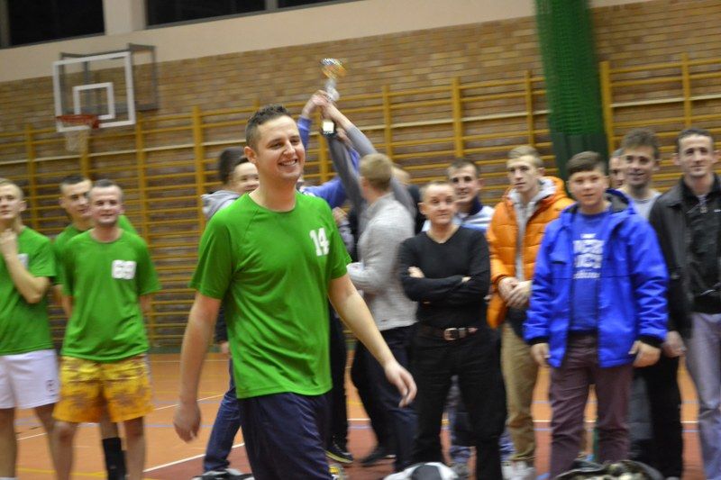 Zobacz wręczenie pucharów uczestnikom turnieju halowego w piłkę nożną