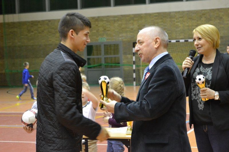 Zobacz wręczenie pucharów uczestnikom turnieju halowego w piłkę nożną