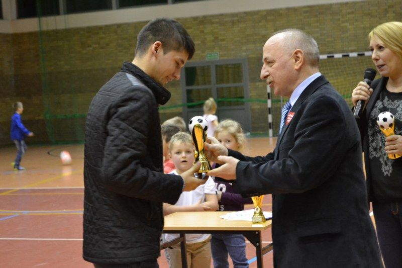Zobacz wręczenie pucharów uczestnikom turnieju halowego w piłkę nożną