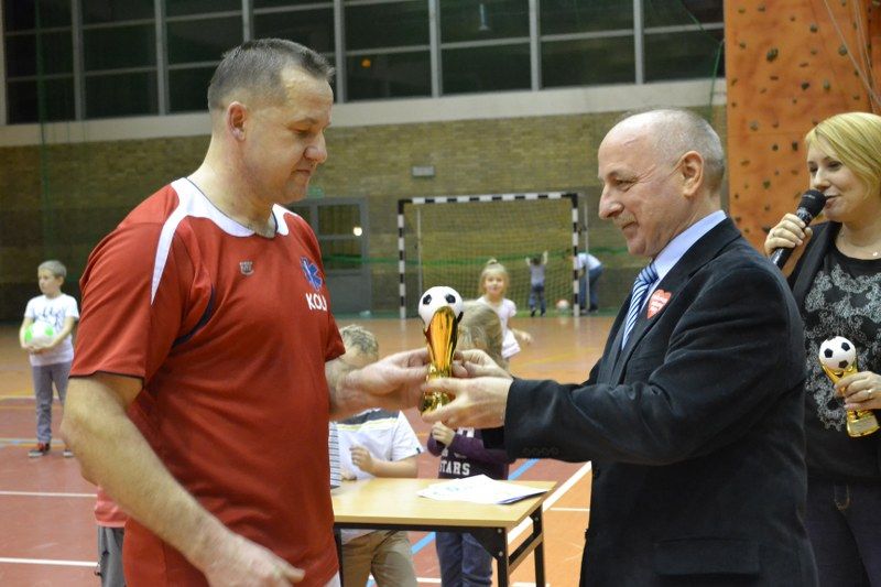 Zobacz wręczenie pucharów uczestnikom turnieju halowego w piłkę nożną