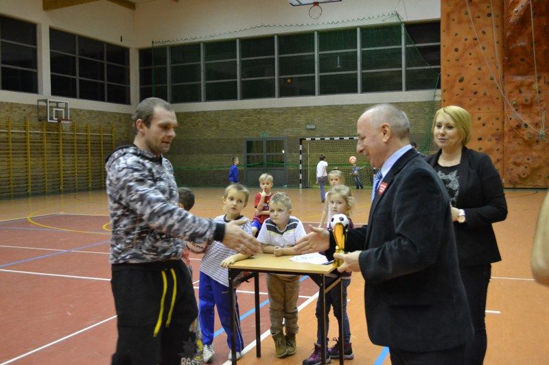 Zobacz wręczenie pucharów uczestnikom turnieju halowego w piłkę nożną