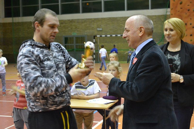 Zobacz wręczenie pucharów uczestnikom turnieju halowego w piłkę nożną