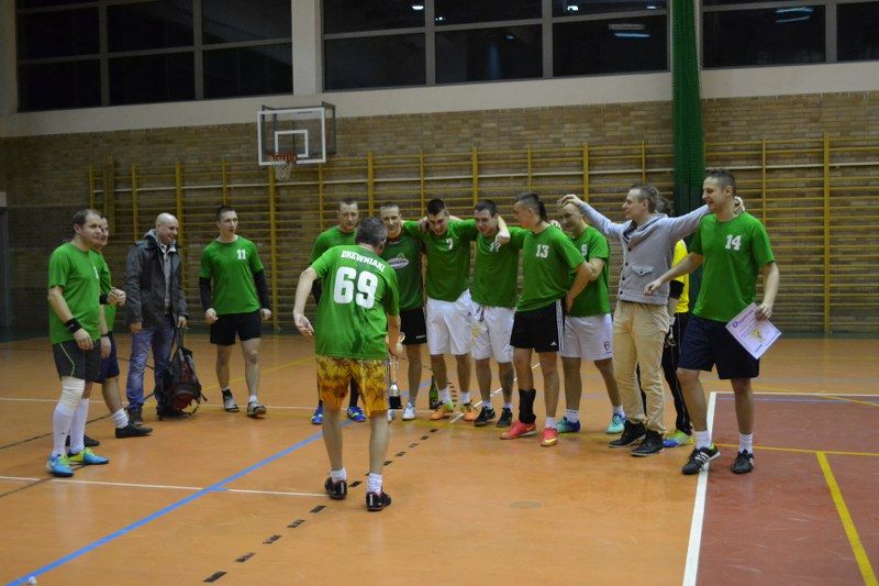 Zobacz wręczenie pucharów uczestnikom turnieju halowego w piłkę nożną