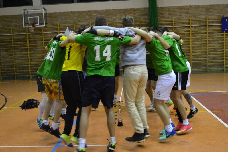 Zobacz wręczenie pucharów uczestnikom turnieju halowego w piłkę nożną