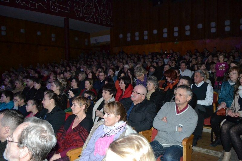 Sala widowiskowa domu kultury zapełniona. Trzeba było dostawić krzesła