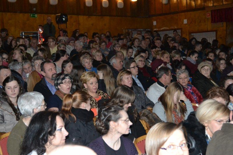 Publiczność  zachwycona  pokazem  dokumentu. Burmistrz uważa, że film zasługuje na nagrody