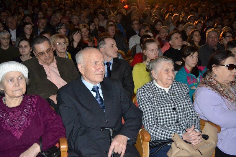 Publiczność  zachwycona  pokazem  dokumentu. Burmistrz uważa, że film zasługuje na nagrody