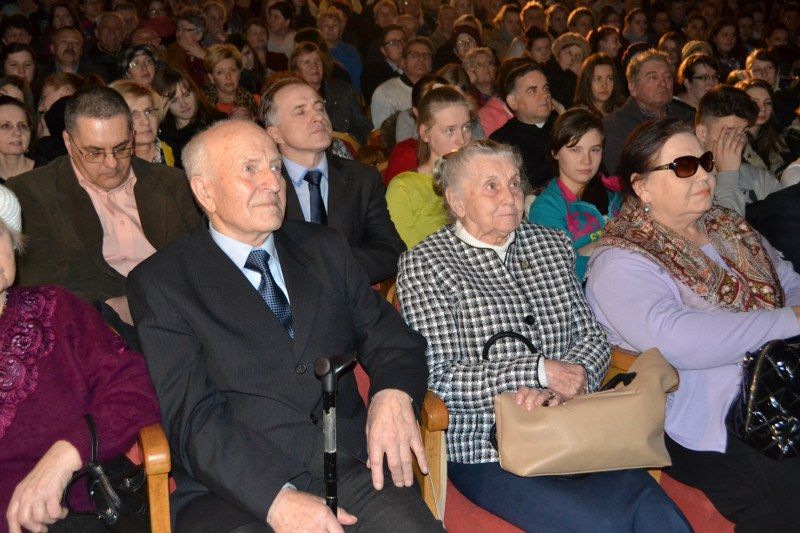 Publiczność  zachwycona  pokazem  dokumentu. Burmistrz uważa, że film zasługuje na nagrody