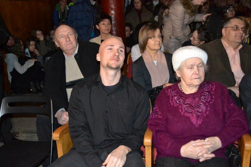 Publiczność  zachwycona  pokazem  dokumentu. Burmistrz uważa, że film zasługuje na nagrody