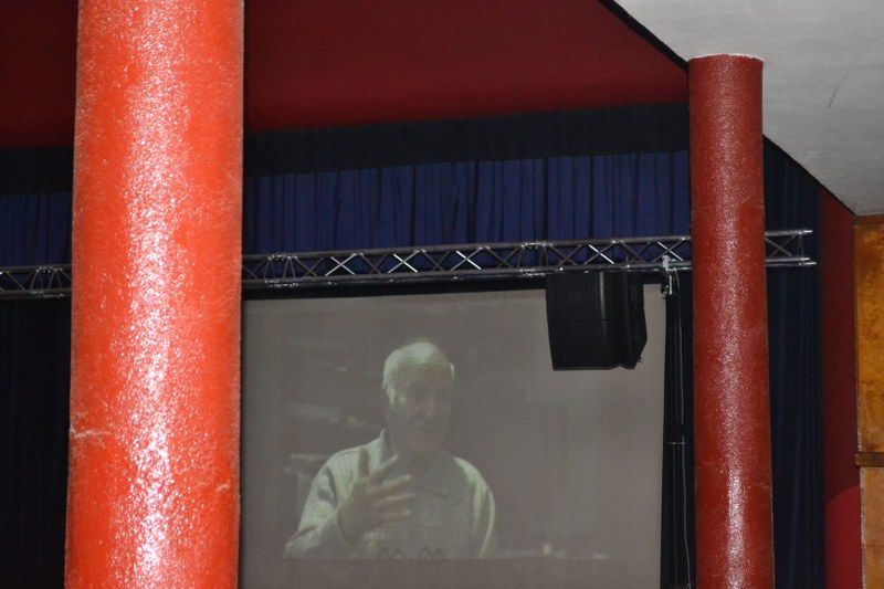 Publiczność  zachwycona  pokazem  dokumentu. Burmistrz uważa, że film zasługuje na nagrody
