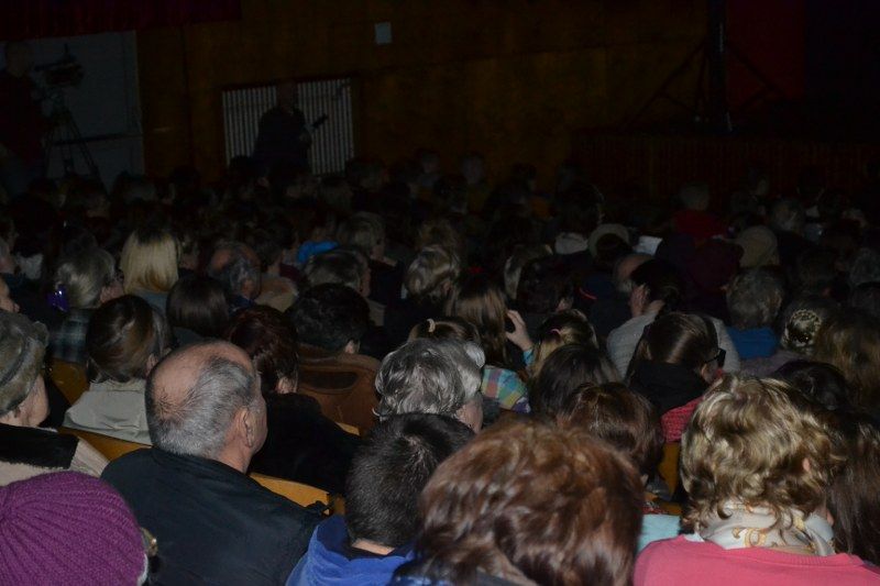 Publiczność  zachwycona  pokazem  dokumentu. Burmistrz uważa, że film zasługuje na nagrody