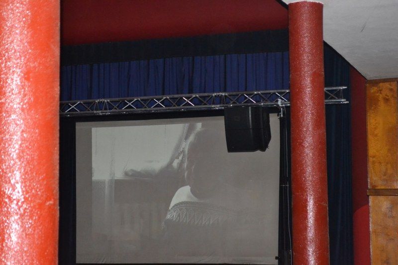Publiczność  zachwycona  pokazem  dokumentu. Burmistrz uważa, że film zasługuje na nagrody