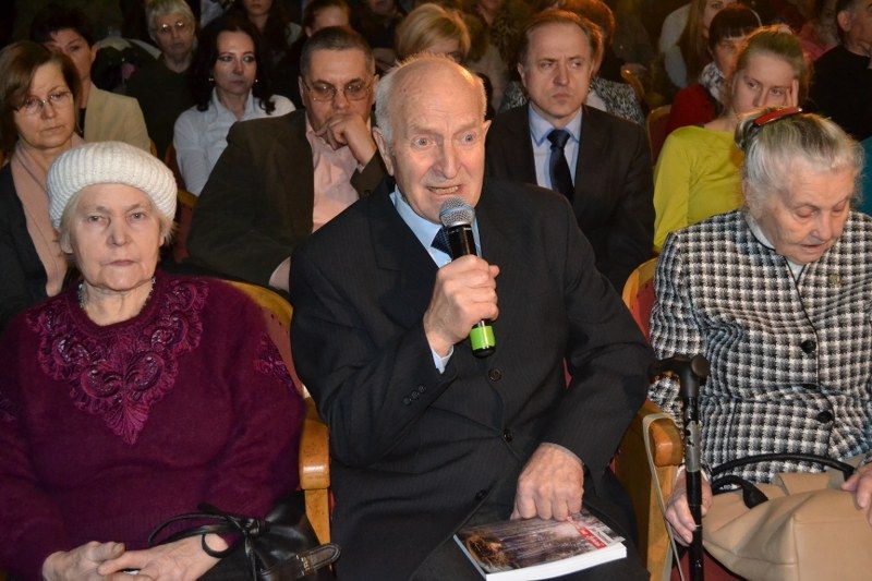 Publiczność  zachwycona  pokazem  dokumentu. Burmistrz uważa, że film zasługuje na nagrody