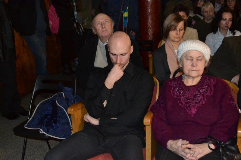 Publiczność  zachwycona  pokazem  dokumentu. Burmistrz uważa, że film zasługuje na nagrody