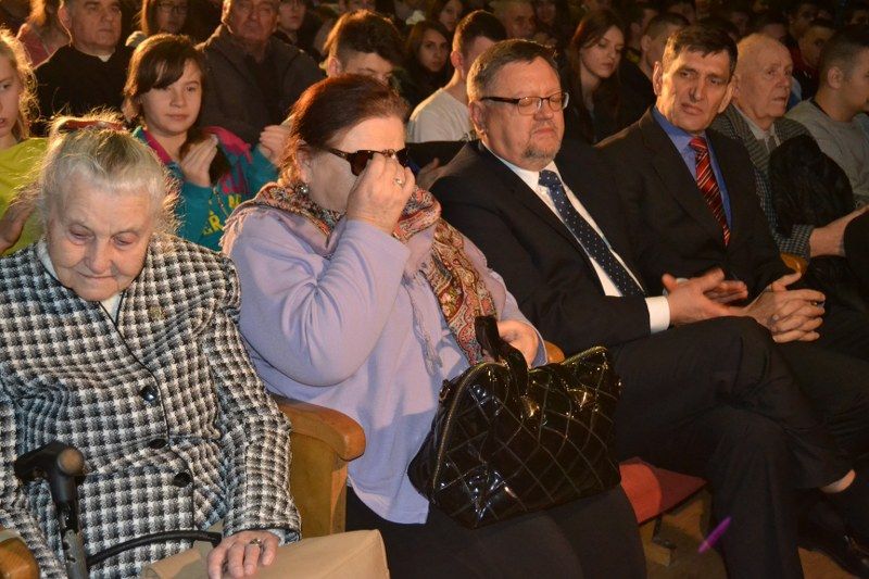 Publiczność  zachwycona  pokazem  dokumentu. Burmistrz uważa, że film zasługuje na nagrody