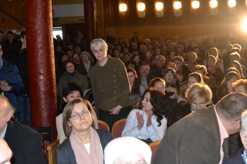 Publiczność  zachwycona  pokazem  dokumentu. Burmistrz uważa, że film zasługuje na nagrody