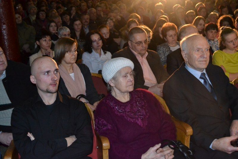 Publiczność  zachwycona  pokazem  dokumentu. Burmistrz uważa, że film zasługuje na nagrody