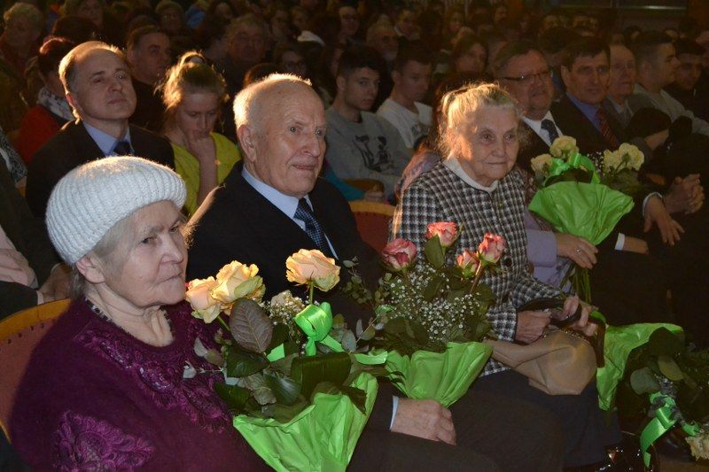 Publiczność  zachwycona  pokazem  dokumentu. Burmistrz uważa, że film zasługuje na nagrody