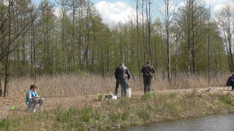 Pasjonaci wędkarstwa nie próżnowali. Ryba jednak brała dzisiaj tak sobie