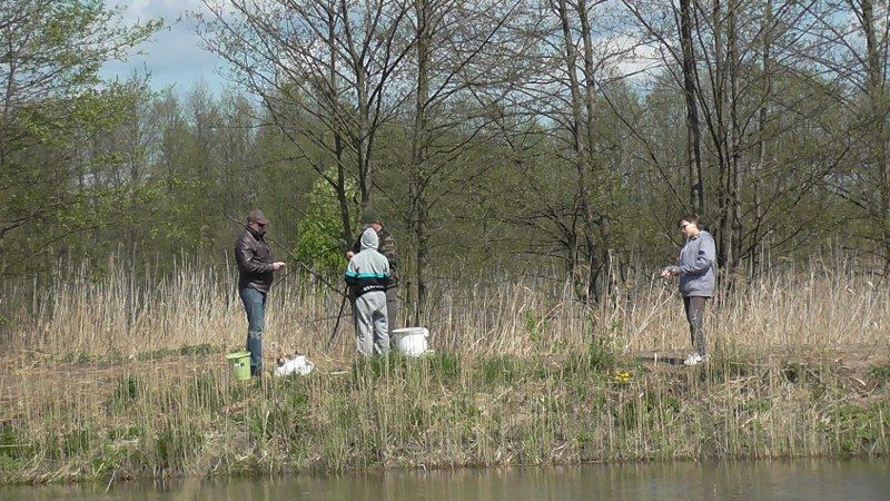 Pasjonaci wędkarstwa nie próżnowali. Ryba jednak brała dzisiaj tak sobie