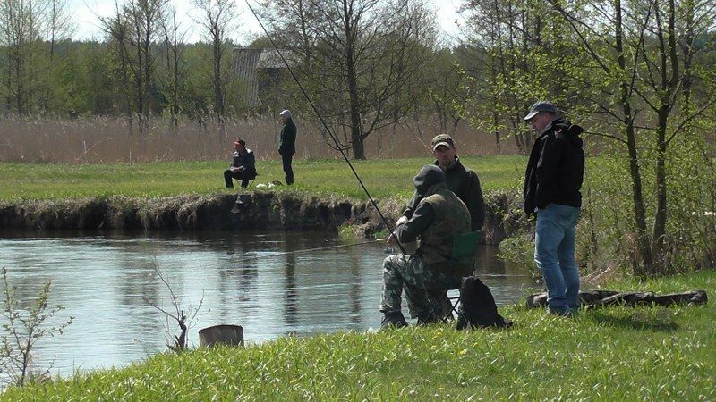 Pasjonaci wędkarstwa nie próżnowali. Ryba jednak brała dzisiaj tak sobie