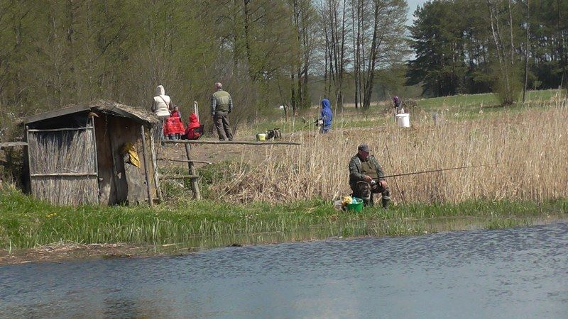 Pasjonaci wędkarstwa nie próżnowali. Ryba jednak brała dzisiaj tak sobie