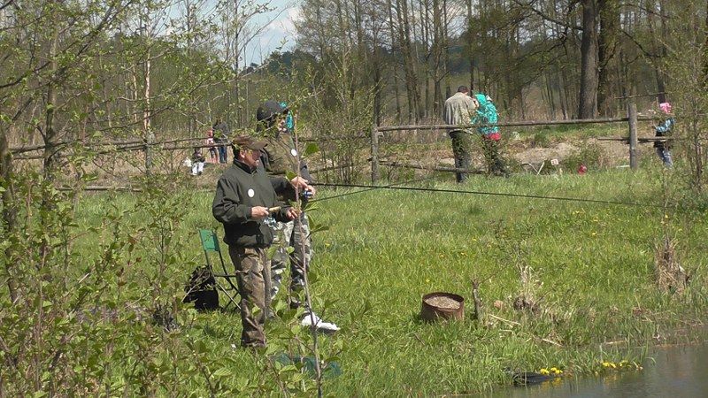 Pasjonaci wędkarstwa nie próżnowali. Ryba jednak brała dzisiaj tak sobie