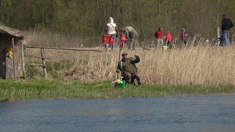 Pasjonaci wędkarstwa nie próżnowali. Ryba jednak brała dzisiaj tak sobie