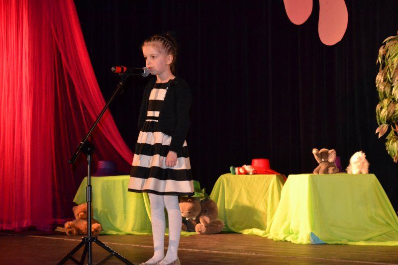 Na scenie kolneńskiego domu kultury pojawili się najlepsi mali recytatorzy z powiatu