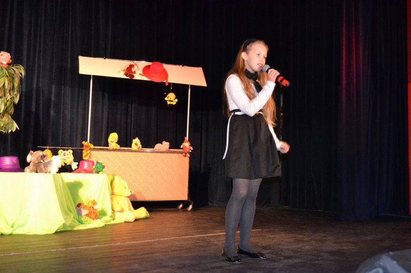 Na scenie kolneńskiego domu kultury pojawili się najlepsi mali recytatorzy z powiatu