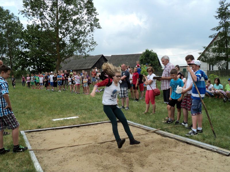 Osiem drużyn rywalizowało podczas VII Festiwalu Kurpiowskich Zabaw Dziecięcych ?Bziodowanie w Lemanie?